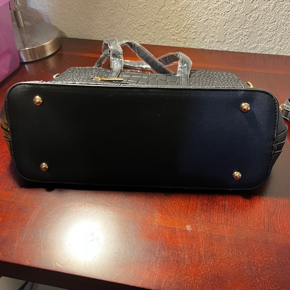 Elegant Black Crocodile-Embossed Bag - Picture 4 of 7